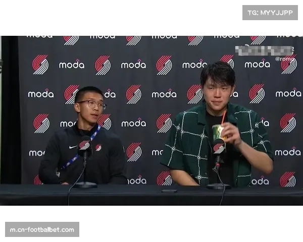 杨瀚森赛前赠球鞋展风范