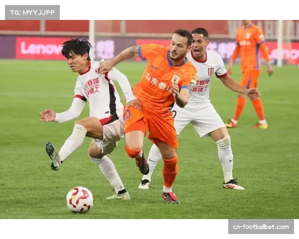 泰山泽卡头球中柱错失良机，进攻端支点作用未能充分发挥